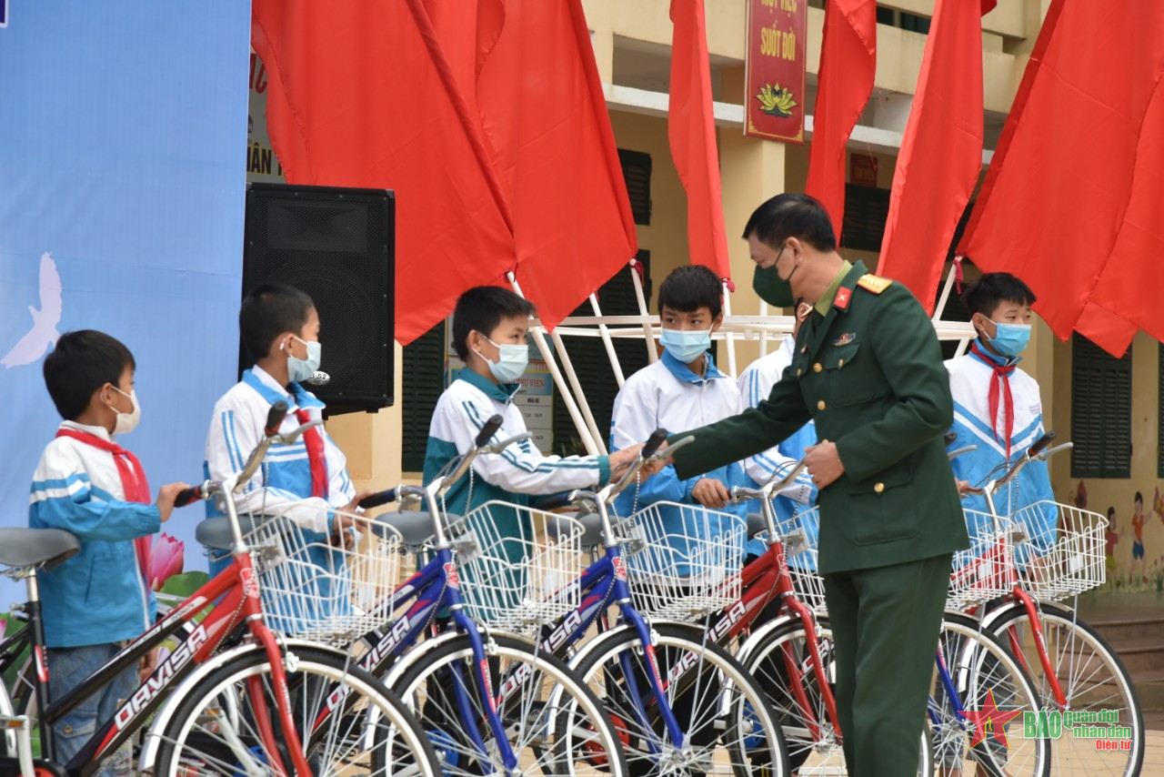 Cục Chính trị Quân đoàn 1 tổ chức chương trình “Tết thắm tình quân dân - Nâng bước em đến trường